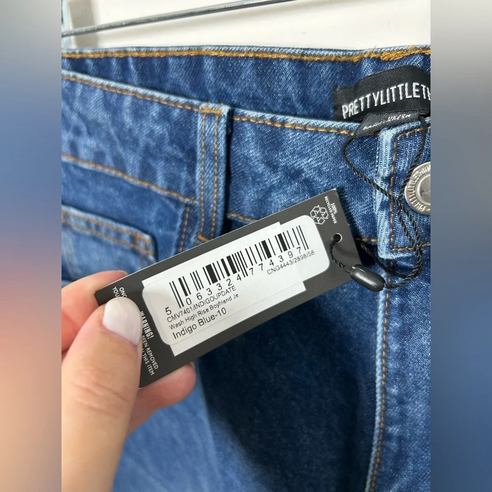 PrettyLittleThing Blue Boyfriend Jeans - Picture 2 of 3